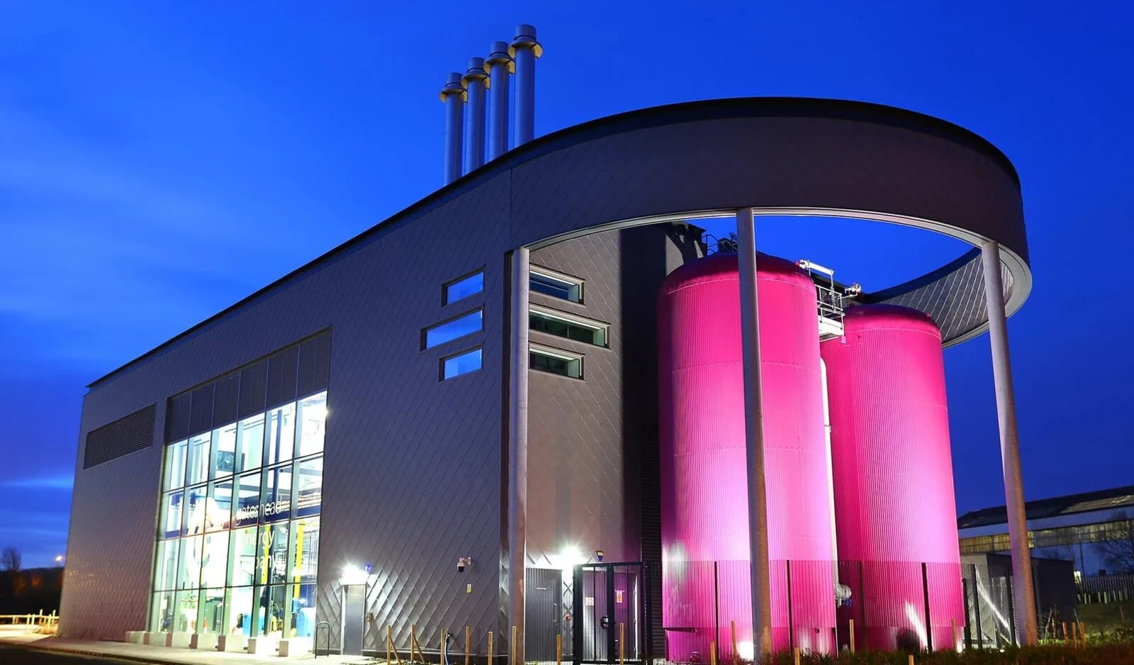 Gateshead Enerji Merkezi (İngiltere) bölgesel ısıtma şebekesi için aquatherm energy boru döşemesi