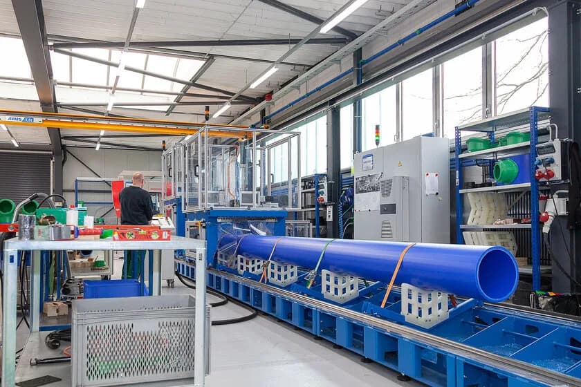 aquatherm Attendorn prefabrikasyon atölyesinde boru montajı
