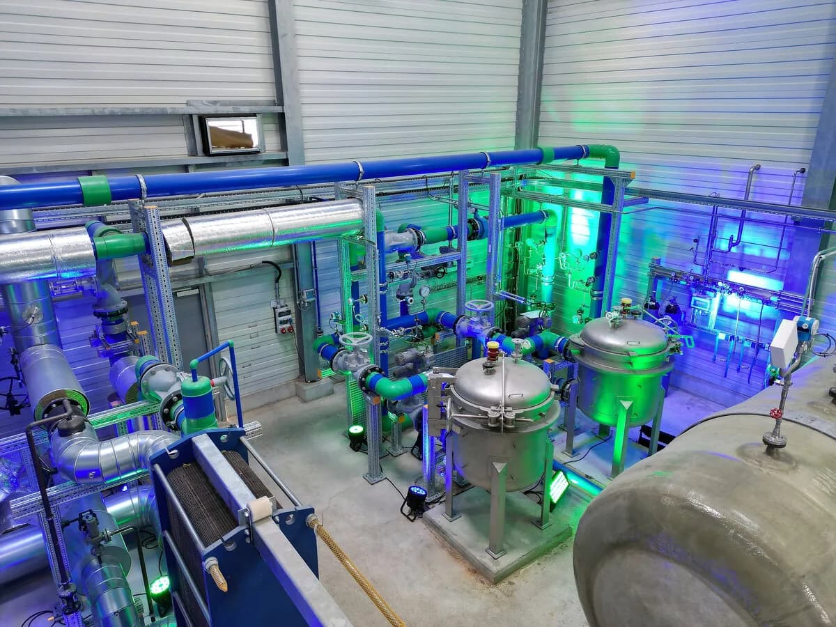 Schwerin jeotermal santrali makine dairesi — aquatherm blue borulama
