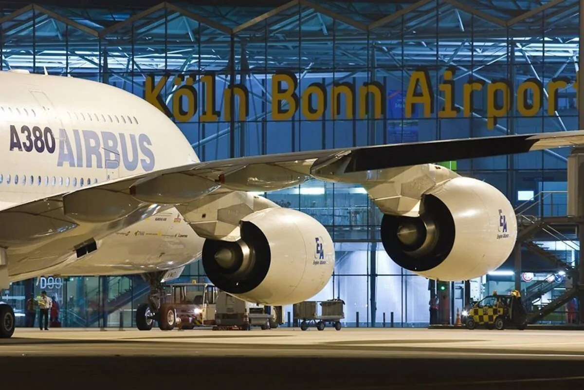 Köln/Bonn Havalimanı bağlantı koridoru — aquatherm black soğutma tavanı