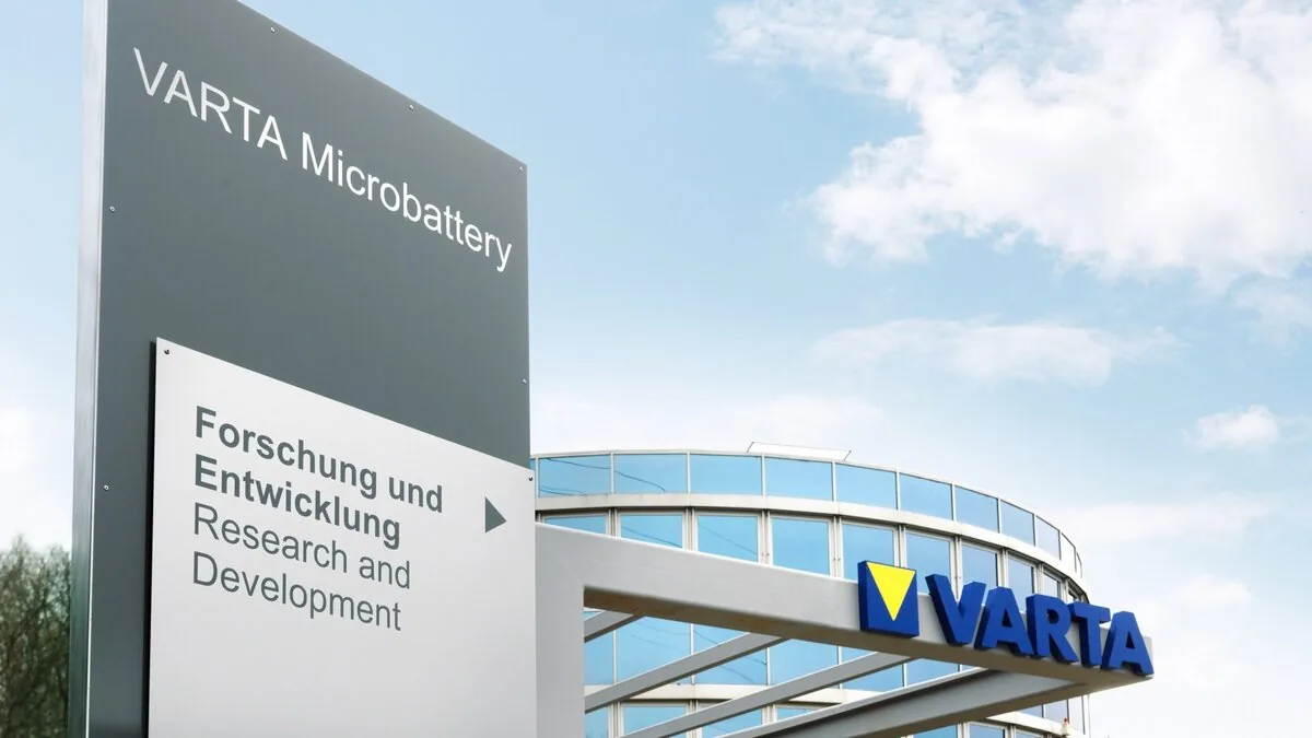 VARTA üretim tesisi — hol çatısı altında aquatherm blue soğutma hatları (Foto: Varta AG)