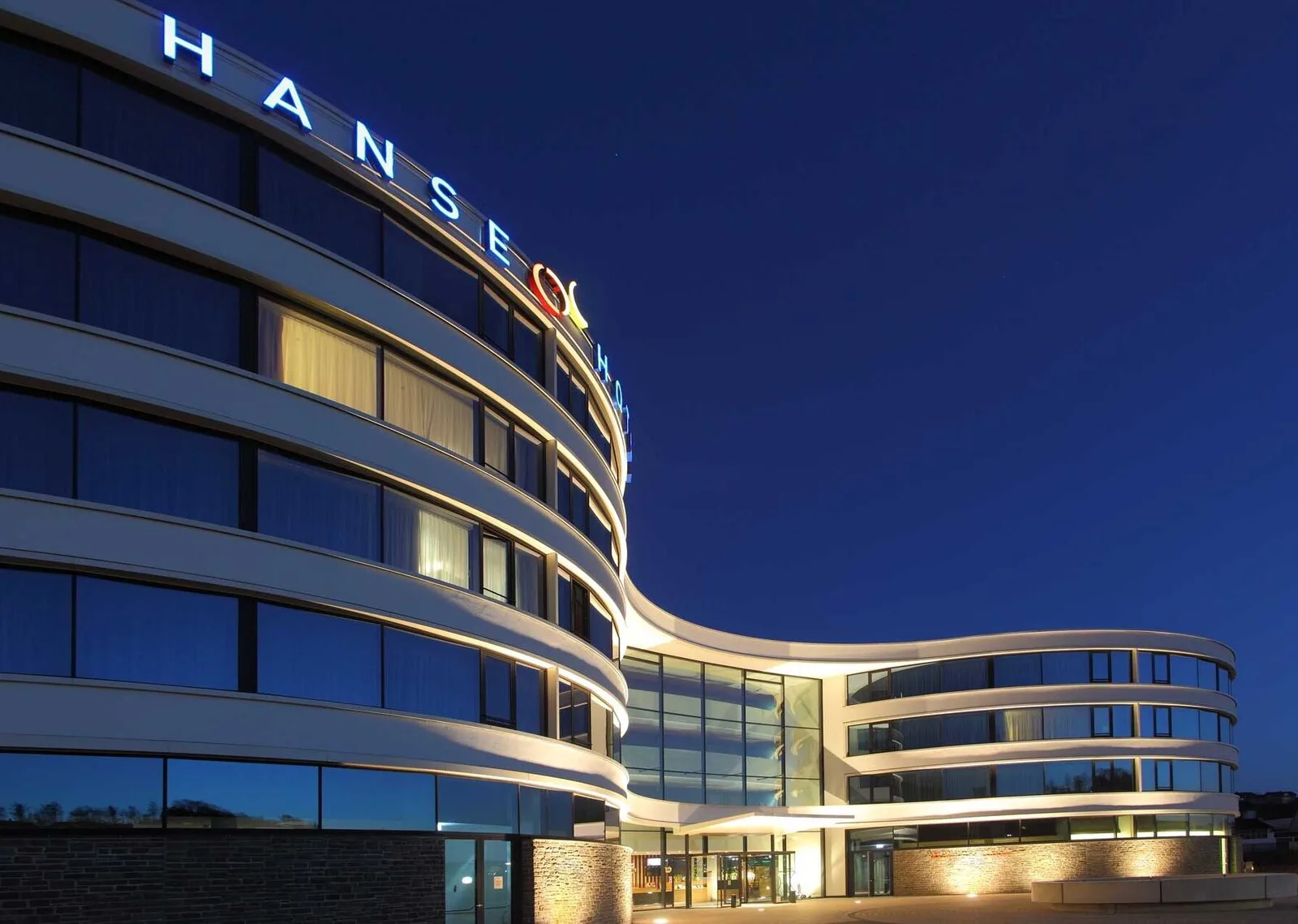 Otel dış görünümü, gece — aquatherm otel sektörü görseli (kaynak: aquatherm.de)